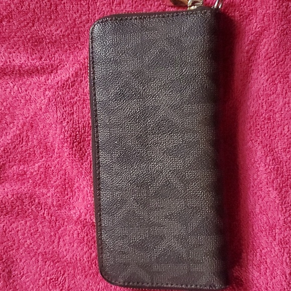 Michael Kors Wallet - Picture 4 of 10